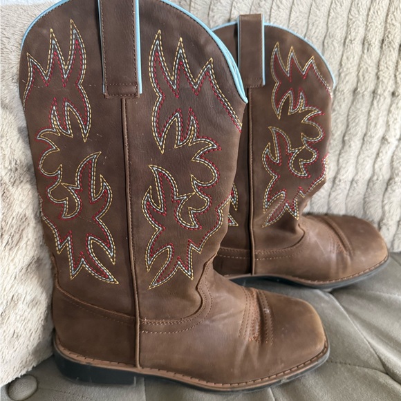 Brown Western Cowboy Boots with Embroidered Design - Picture 3 of 5